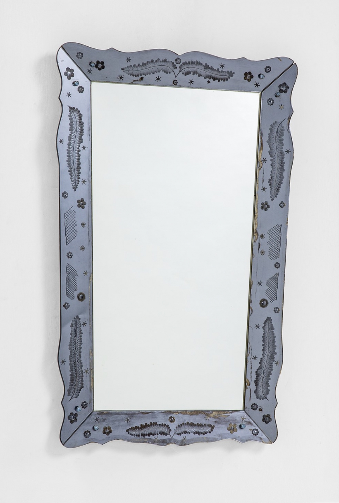 Pietro Chiesa. Elegante specchiera con cornice sagomata in vetro molato e inciso, piccoli decori in vetro.  Prod. Fontana Arte 1940ca.