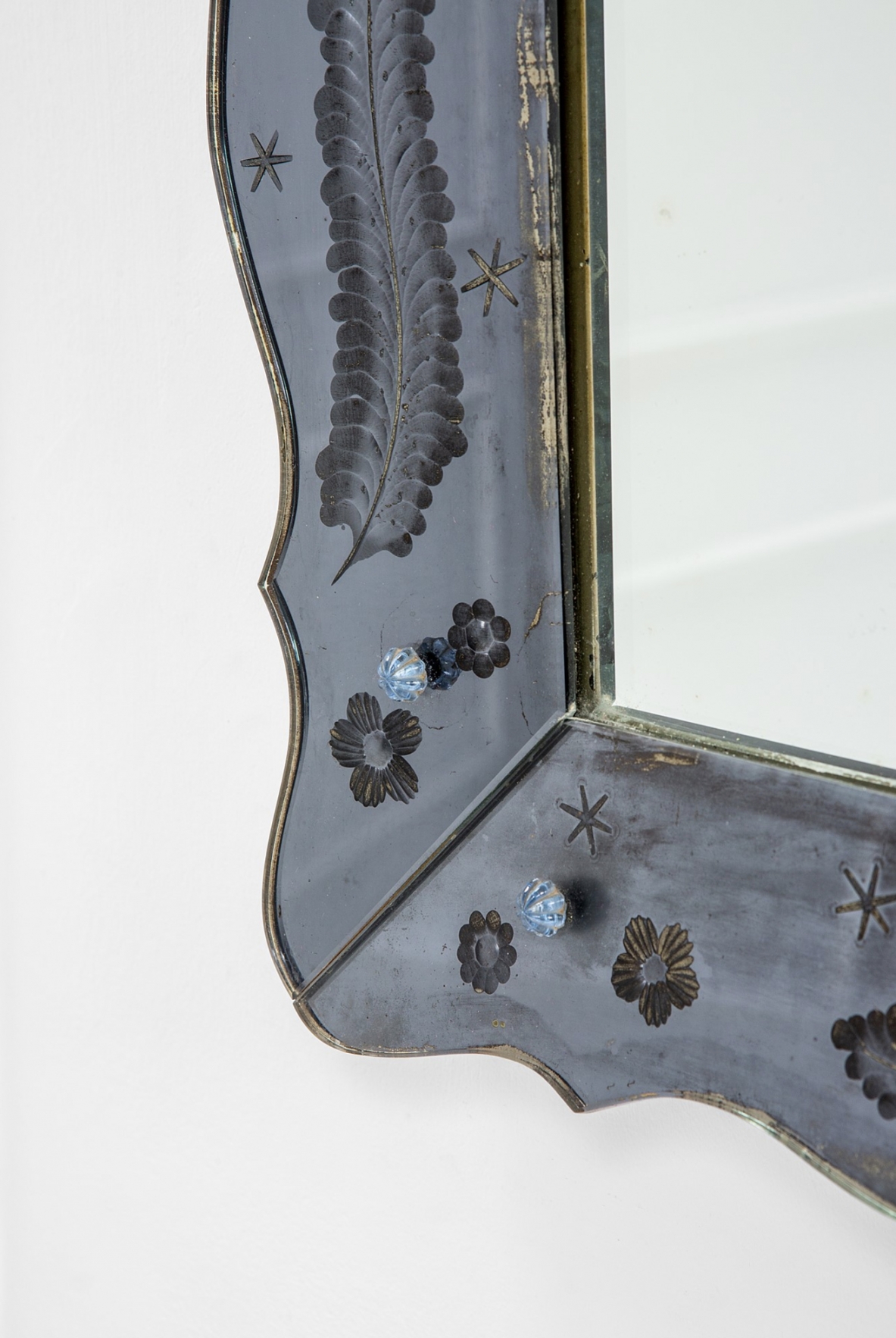 Pietro Chiesa. Elegante specchiera con cornice sagomata in vetro molato e inciso, piccoli decori in vetro.  Prod. Fontana Arte 1940ca.