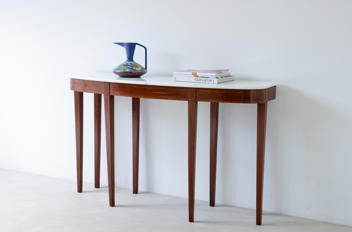 Elegante console a otto gambe rastremate con piano in marmo Carrara.  Manifattura italiana anni 50ca.