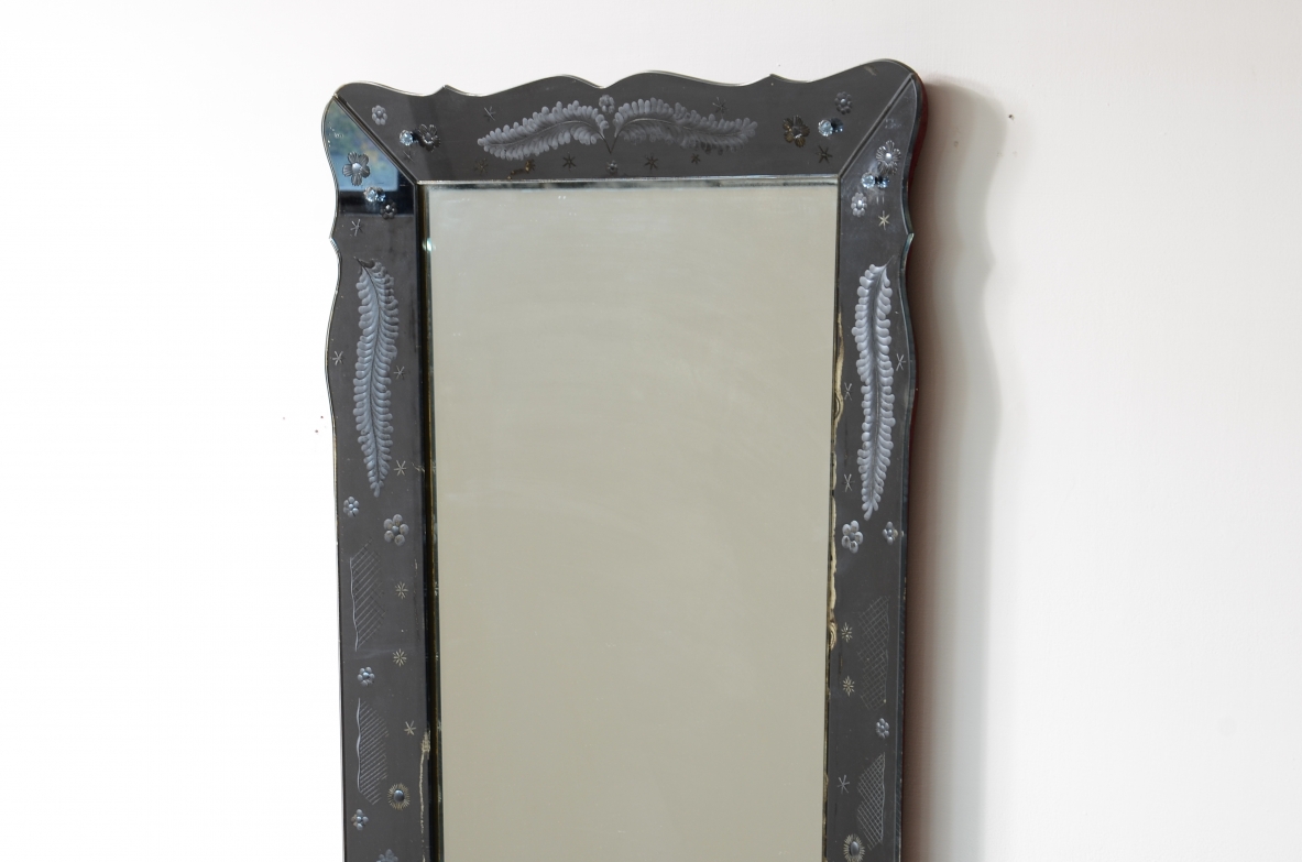 Pietro Chiesa. Elegante specchiera con cornice sagomata in vetro molato e inciso, piccoli decori in vetro.  Prod. Fontana Arte 1940ca.