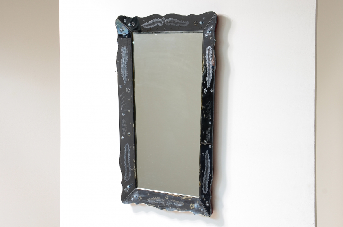Pietro Chiesa. Elegante specchiera con cornice sagomata in vetro molato e inciso, piccoli decori in vetro.  Prod. Fontana Arte 1940ca.
