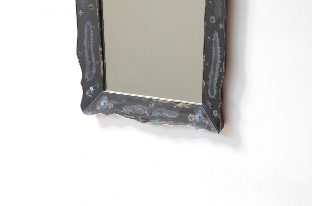 Pietro Chiesa. Elegante specchiera con cornice sagomata in vetro molato e inciso, piccoli decori in vetro.  Prod. Fontana Arte 1940ca.