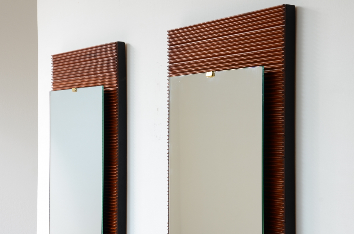 Elegante coppia di specchiere in legno cannettato con specchio molato applicato su distanziatori in legno ebanizzato italia 1950