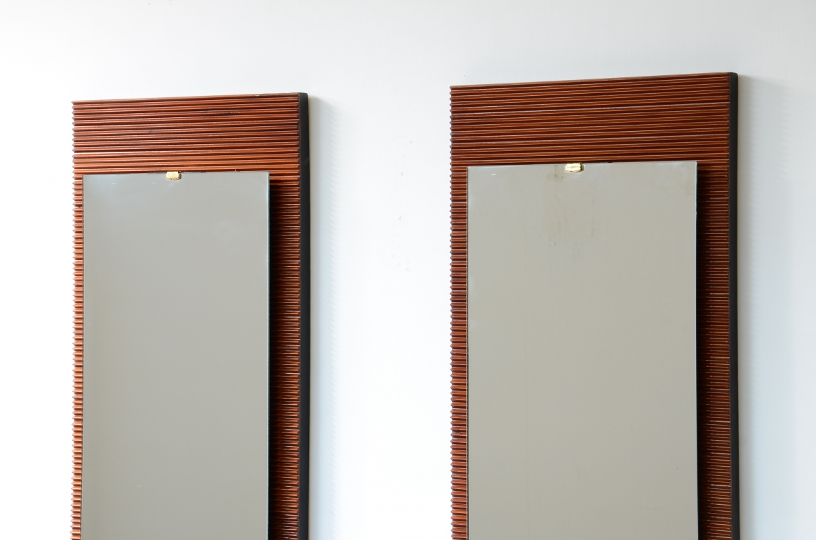 Elegante coppia di specchiere in legno cannettato con specchio molato applicato su distanziatori in legno ebanizzato italia 1950