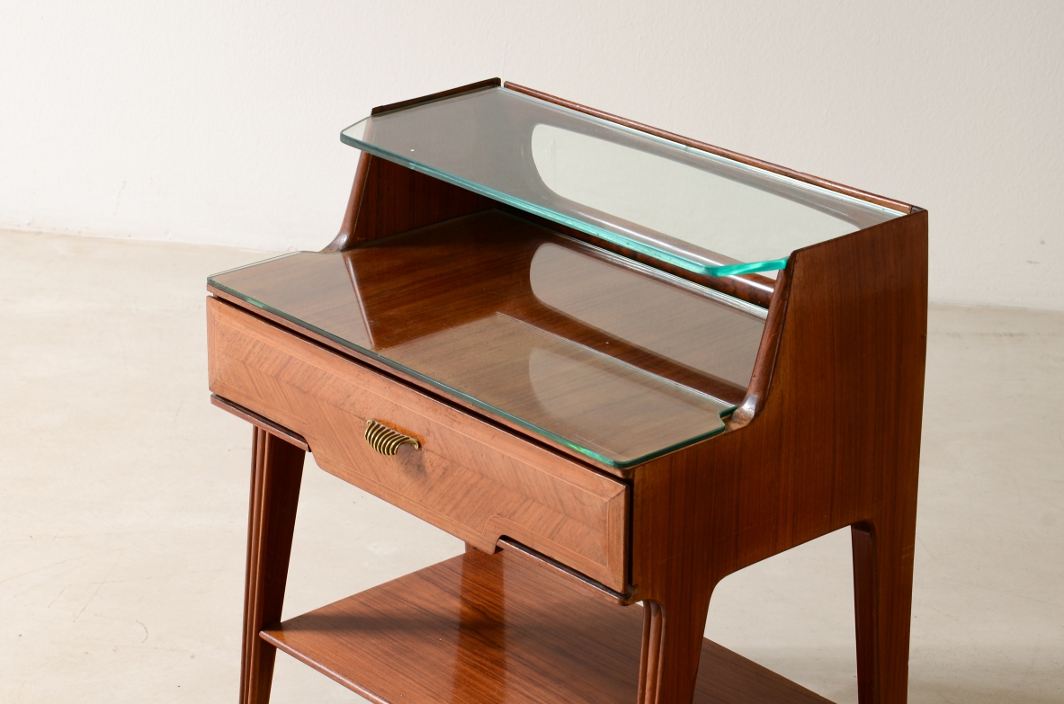 Paolo Buffa  Coppia di eleganti comodini con tre ripiani e un cassetto. 1950