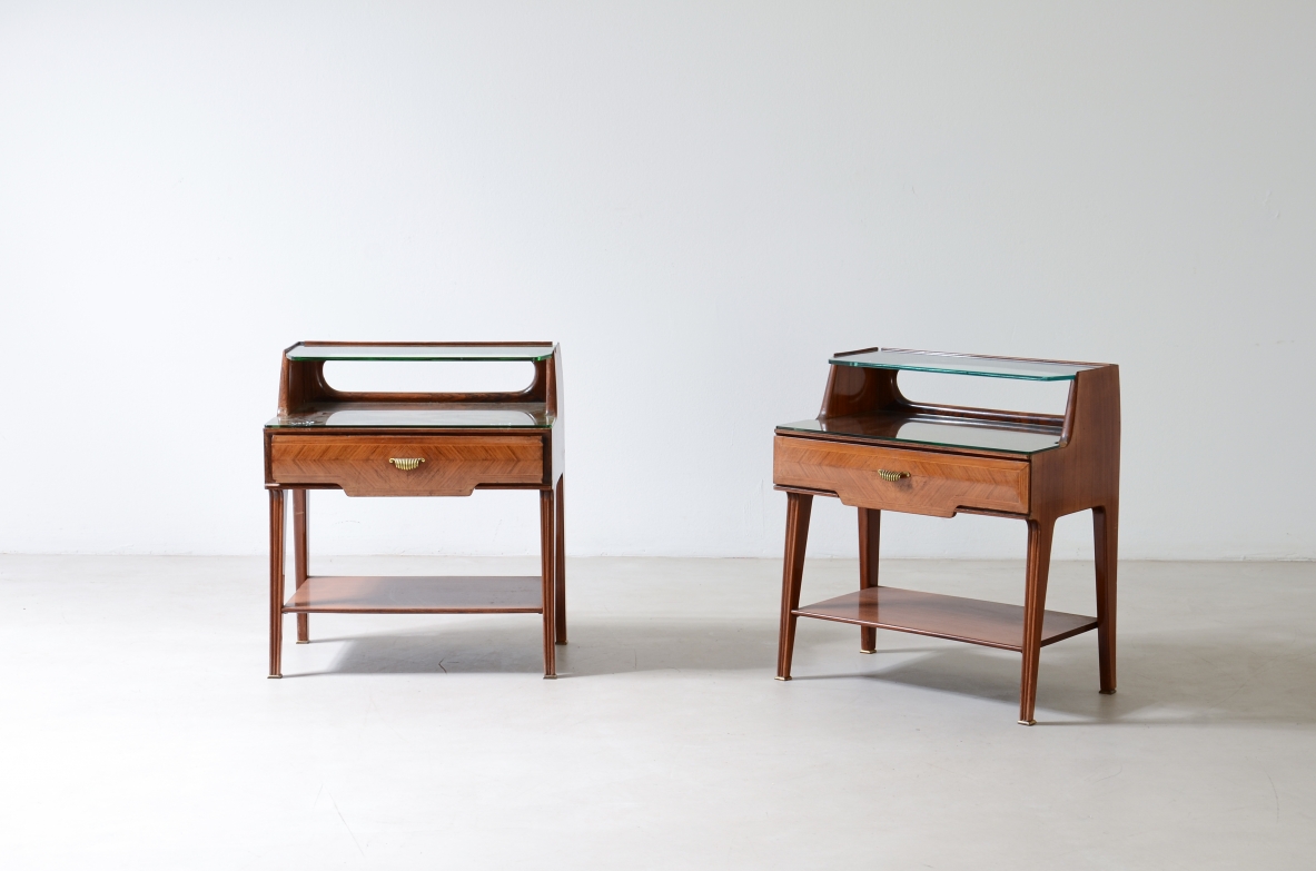 Paolo Buffa  Coppia di eleganti comodini con tre ripiani e un cassetto. 1950