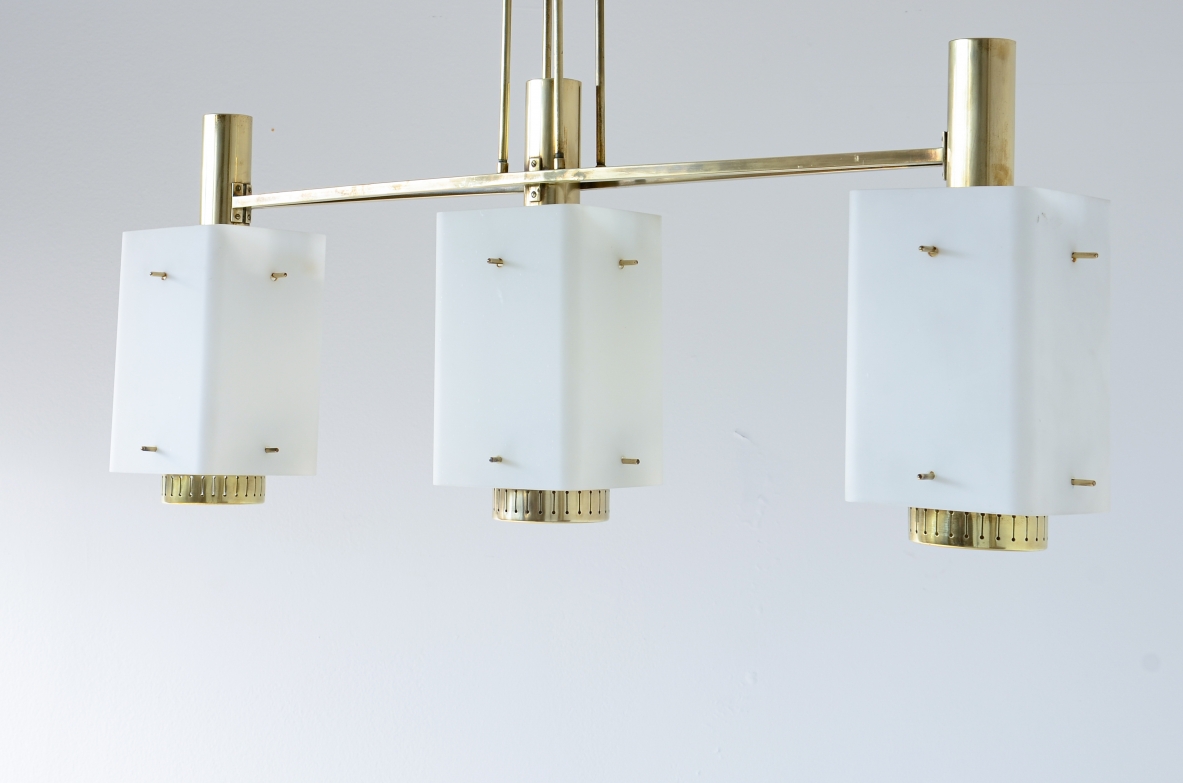  lampadario a tre luci Stilnovo in ottone con pendenti in vetro opalino.Bruno Gatta 1950