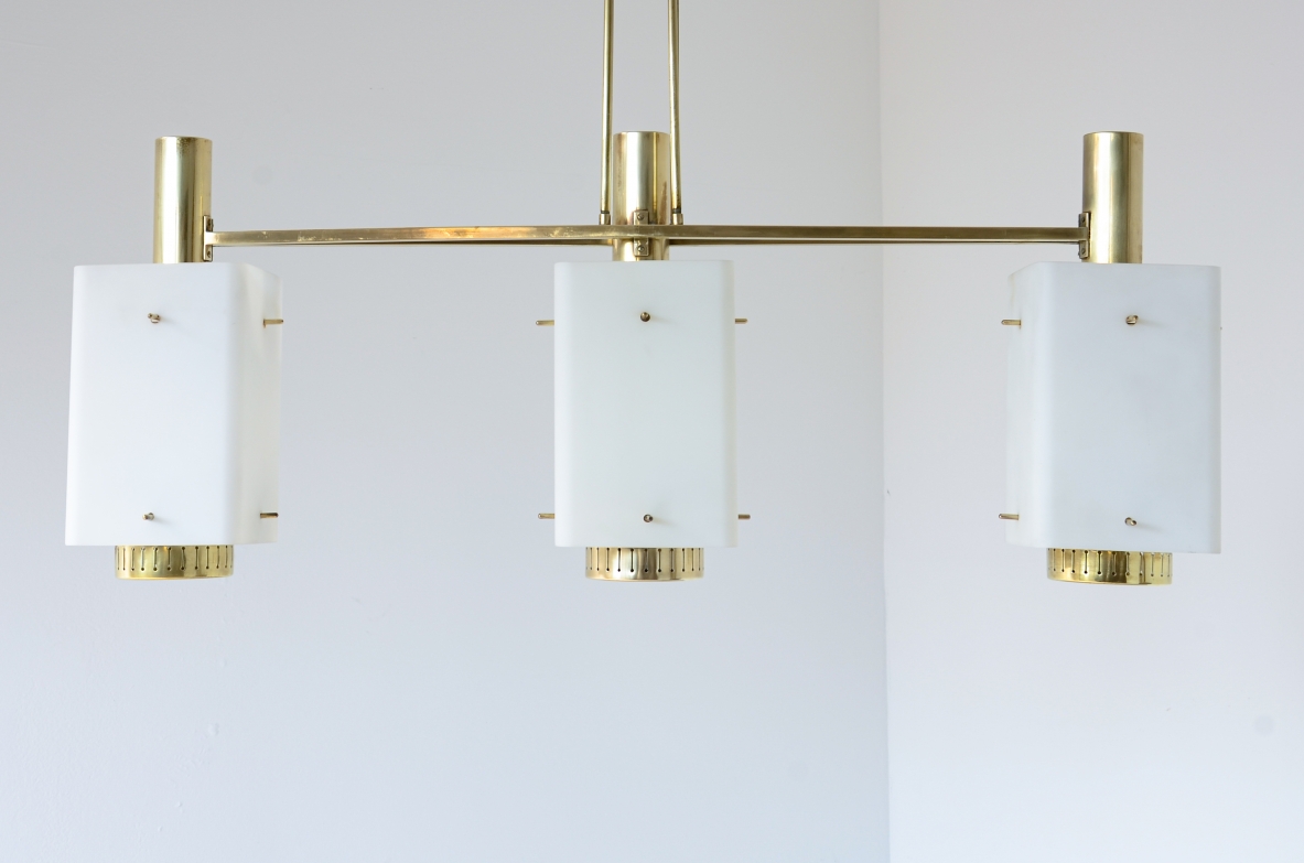  lampadario a tre luci Stilnovo in ottone con pendenti in vetro opalino.Bruno Gatta 1950