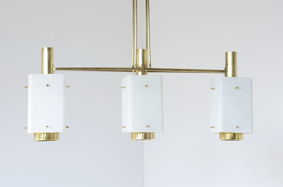  lampadario a tre luci Stilnovo in ottone con pendenti in vetro opalino.Bruno Gatta 1950