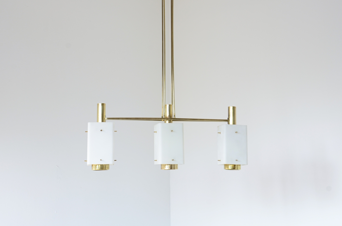  lampadario a tre luci Stilnovo in ottone con pendenti in vetro opalino.Bruno Gatta 1950