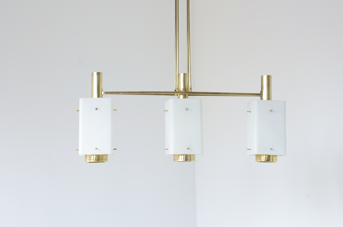  lampadario a tre luci Stilnovo in ottone con pendenti in vetro opalino.Bruno Gatta 1950