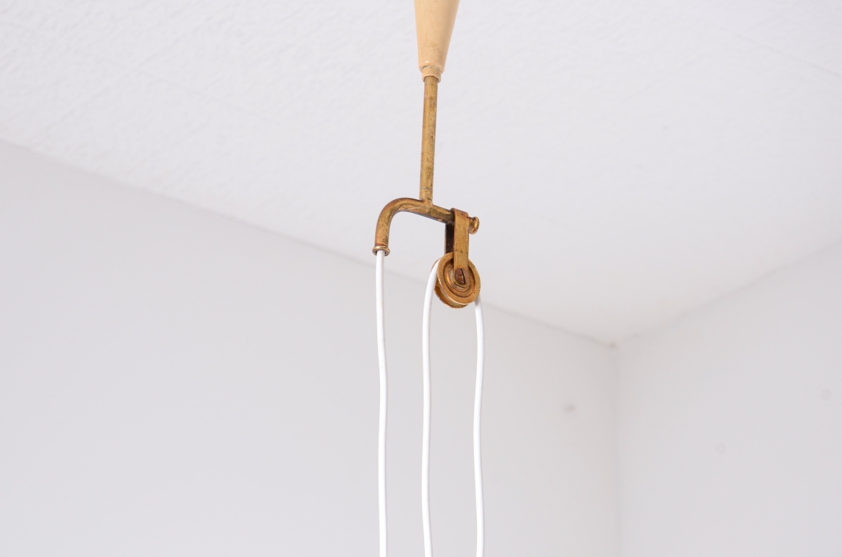 lampadario saliscendi in ottone e vetro opalino a campana.  Manifattura Stilnovo, 1955ca.
