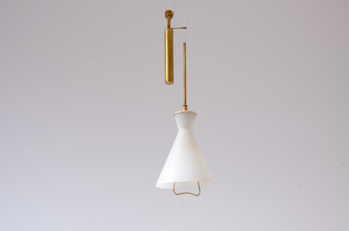 Elegante lampadario saliscendi in ottone e vetro opalino a campana.  Manifattura Stilnovo, 1955ca.