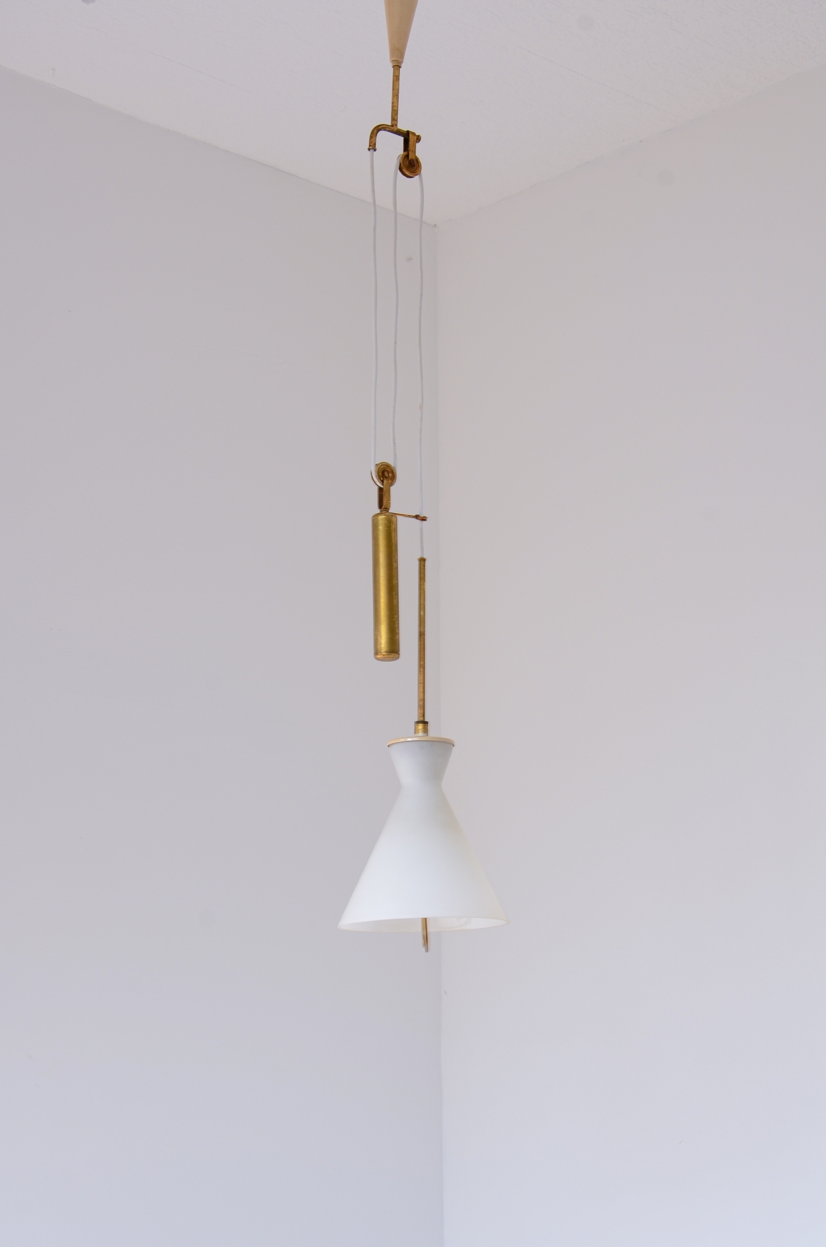 lampadario saliscendi in ottone e vetro opalino a campana.  Manifattura Stilnovo, 1955ca.