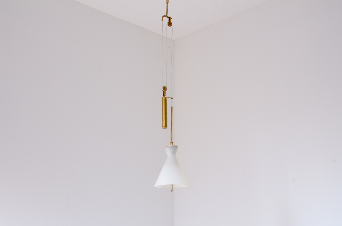 Elegante lampadario saliscendi in ottone e vetro opalino a campana.  Manifattura Stilnovo, 1955ca.