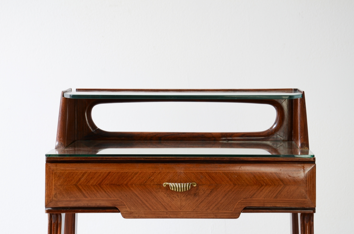 Paolo Buffa  Coppia di eleganti comodini con tre ripiani e un cassetto. 1950