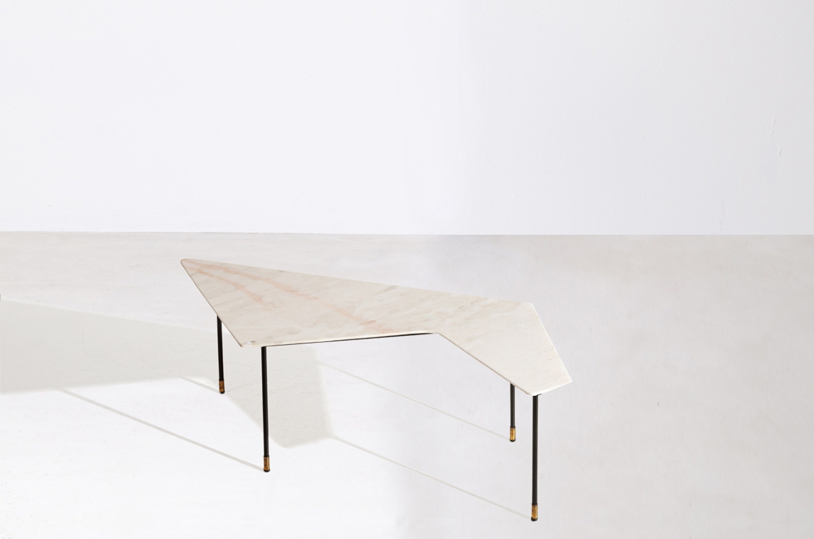Gio Ponti, tavolino con piano sagomato e molato, in marmo rosa di carrara, Cassina 1950ca.