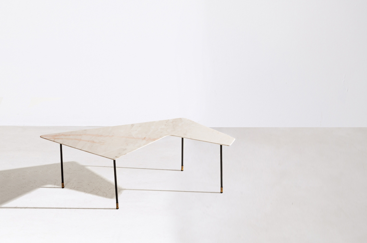 Gio Ponti, tavolino con piano sagomato e molato, in marmo rosa di carrara, Cassina 1950ca.