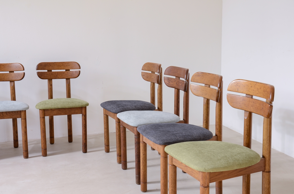 Set di 10 sedie anni '60 in legno di rovere con schienale sagomato e seduta in tessuto imbottito.