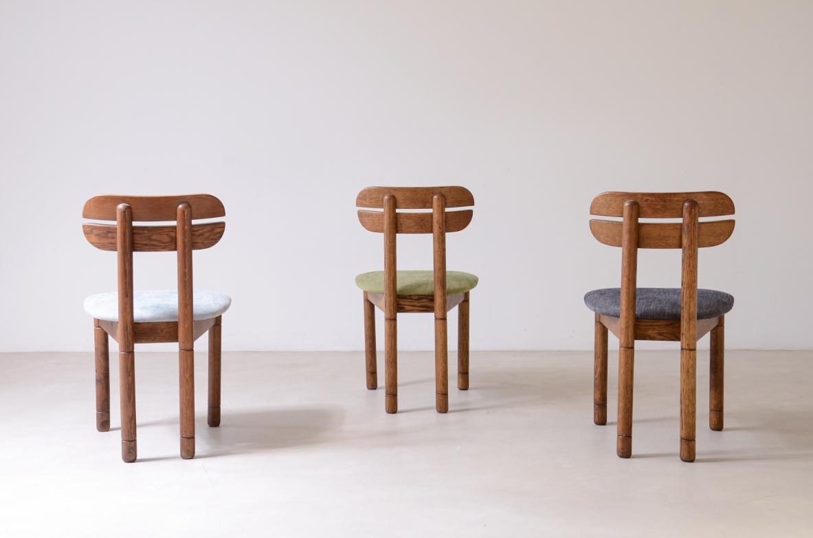 Set di 10 sedie anni '60 in legno di rovere con schienale sagomato e seduta in tessuto imbottito.