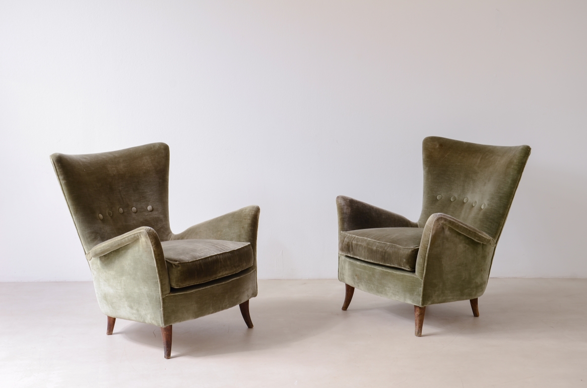 Coppia di poltrone nello stile di Gio Ponti rivestite in velluto.  Manifattura italiana 1950ca.