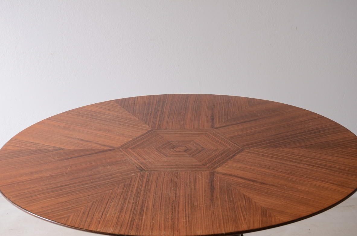 Elegante tavolo con base in legno traforato e piano lastronato.  Manifattura italiana, 1950ca.