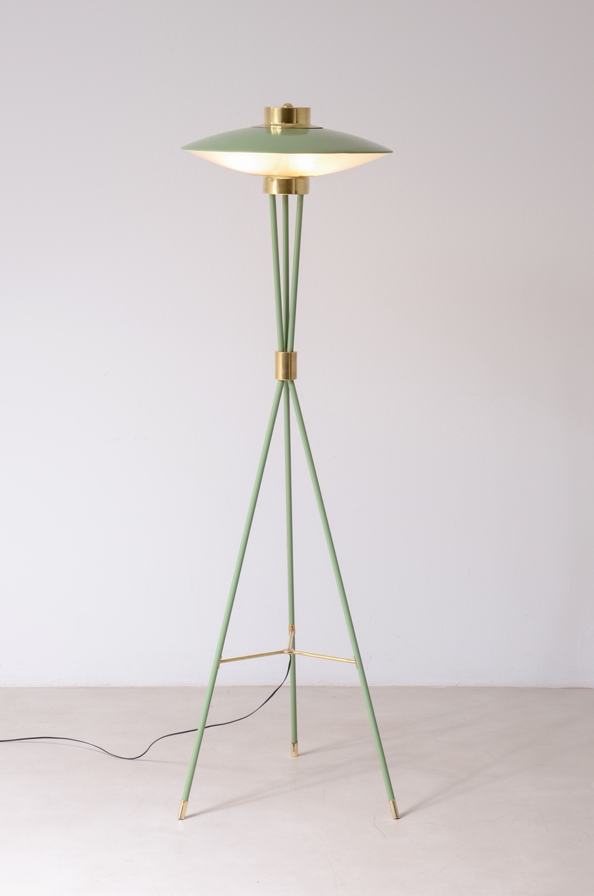 Stilnovo Milano  Rara lampada da terra in metallo laccato verde chiaro 1950