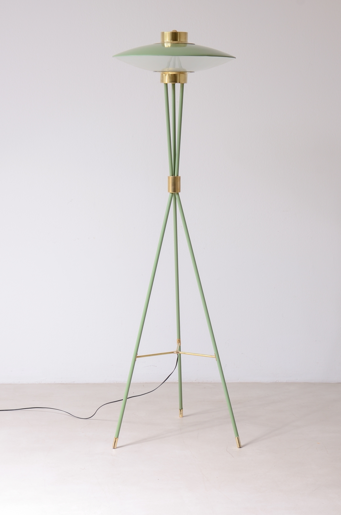 Stilnovo Milano  Rara lampada da terra in metallo laccato verde chiaro 1950