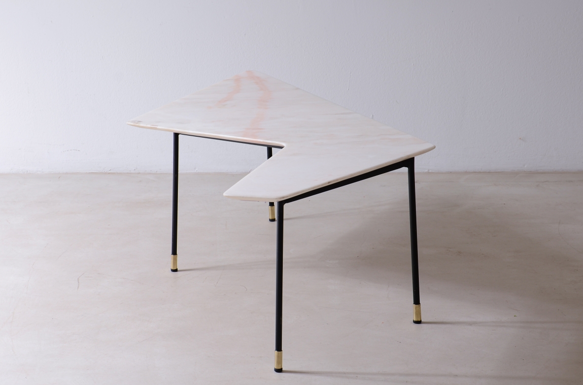 Gio Ponti, tavolino con piano sagomato e molato, in marmo rosa di carrara, Cassina 1950ca.
