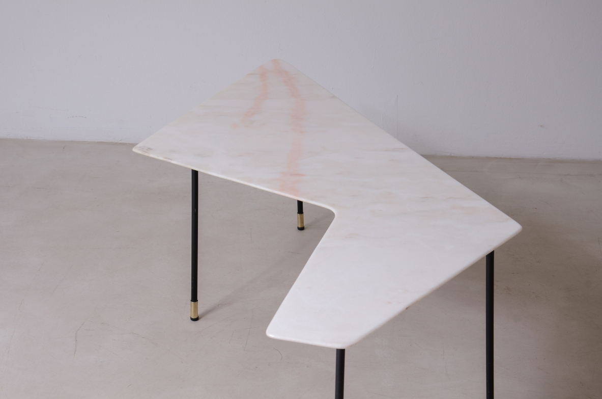 Gio Ponti, tavolino con piano sagomato e molato, in marmo rosa di carrara, Cassina 1950ca.