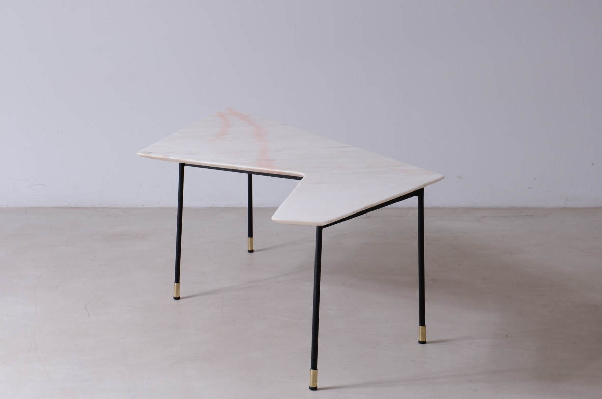 Gio Ponti, tavolino con piano sagomato e molato, in marmo rosa di carrara, Cassina 1950ca.