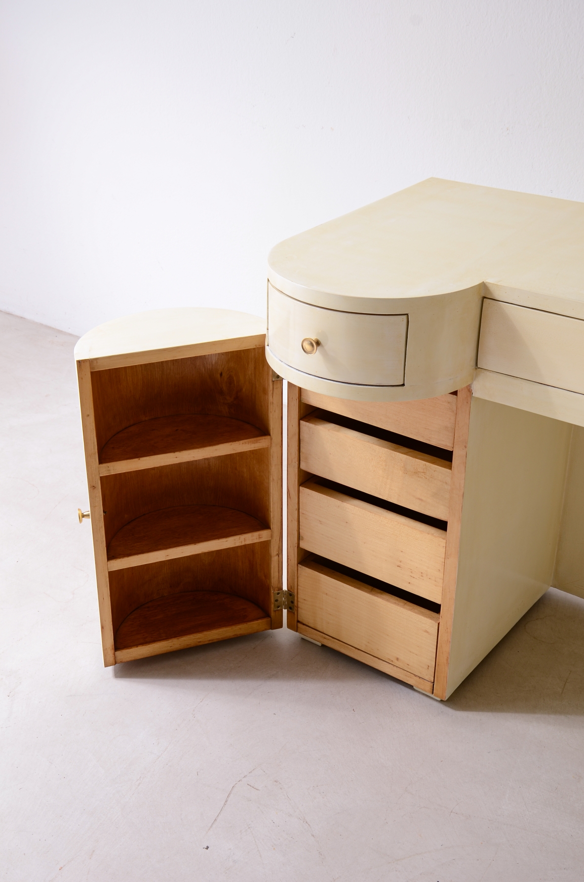 Elegant lacquered wood dressing table/console/desk with tilting brass mirror, Italian manufacture, ca. 1930