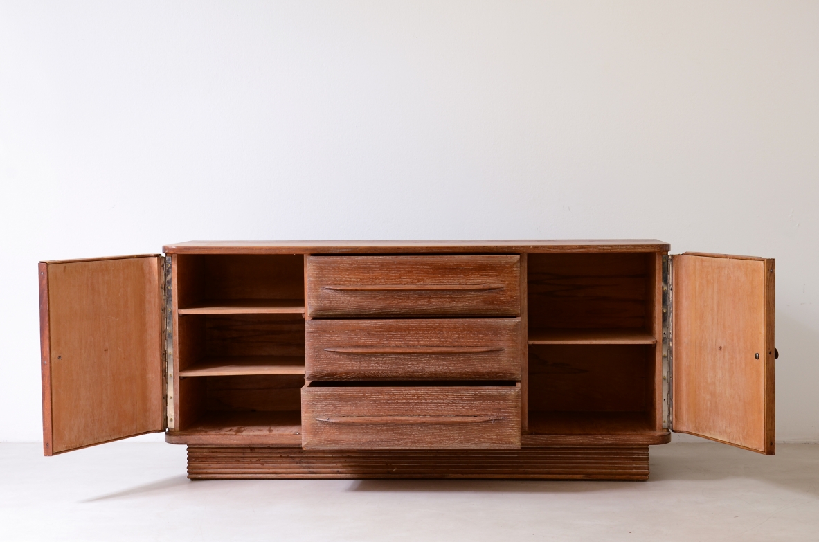 Guglielmo Pecorini, fine anni 30.Splendido mobile in rovere a quattro cassetti e due ante rivestite in tessuto