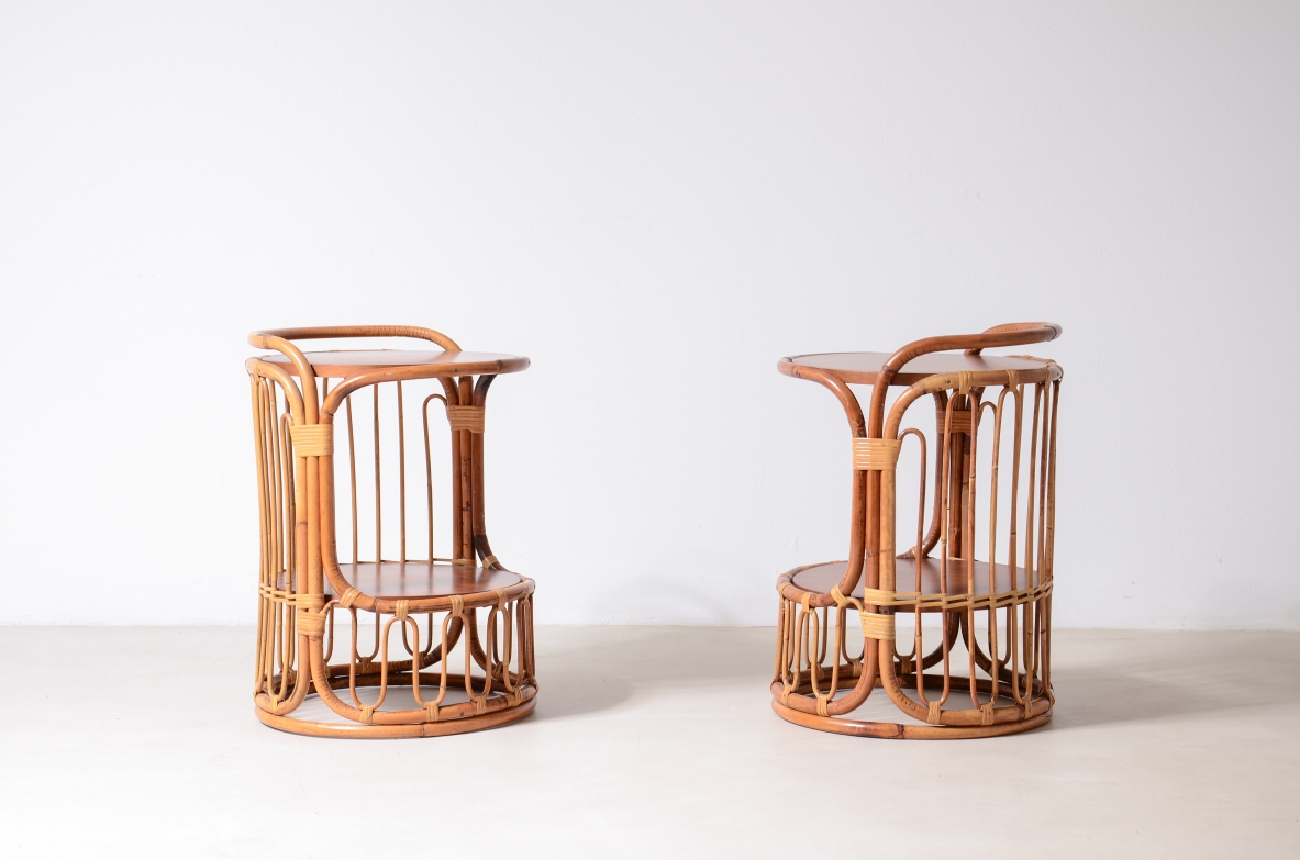 Coppia di comodini in giunco con due piani in legno. Manifattura italiana 1960ca.