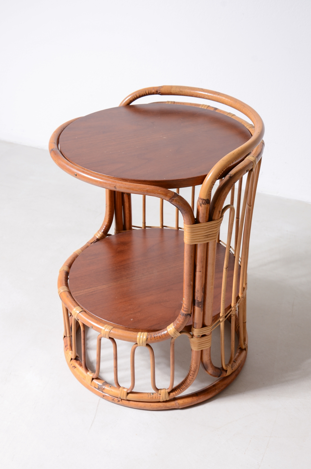 Coppia di comodini in giunco con due piani in legno. Manifattura italiana 1960ca.
