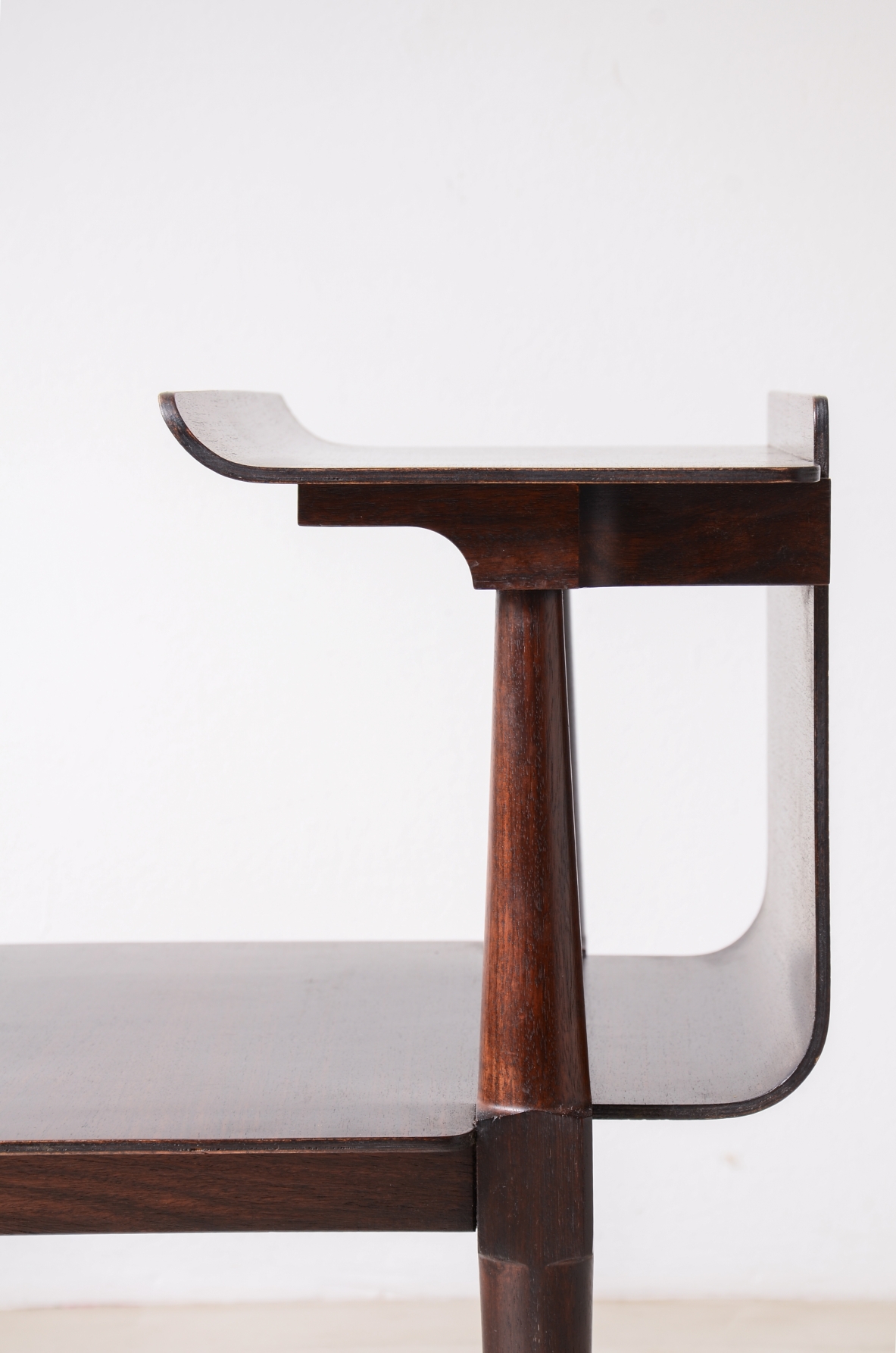 Pier Giacomo e Achille Castiglioni  Elegante coppia di comodini  in legno curvato, Gavina 1946