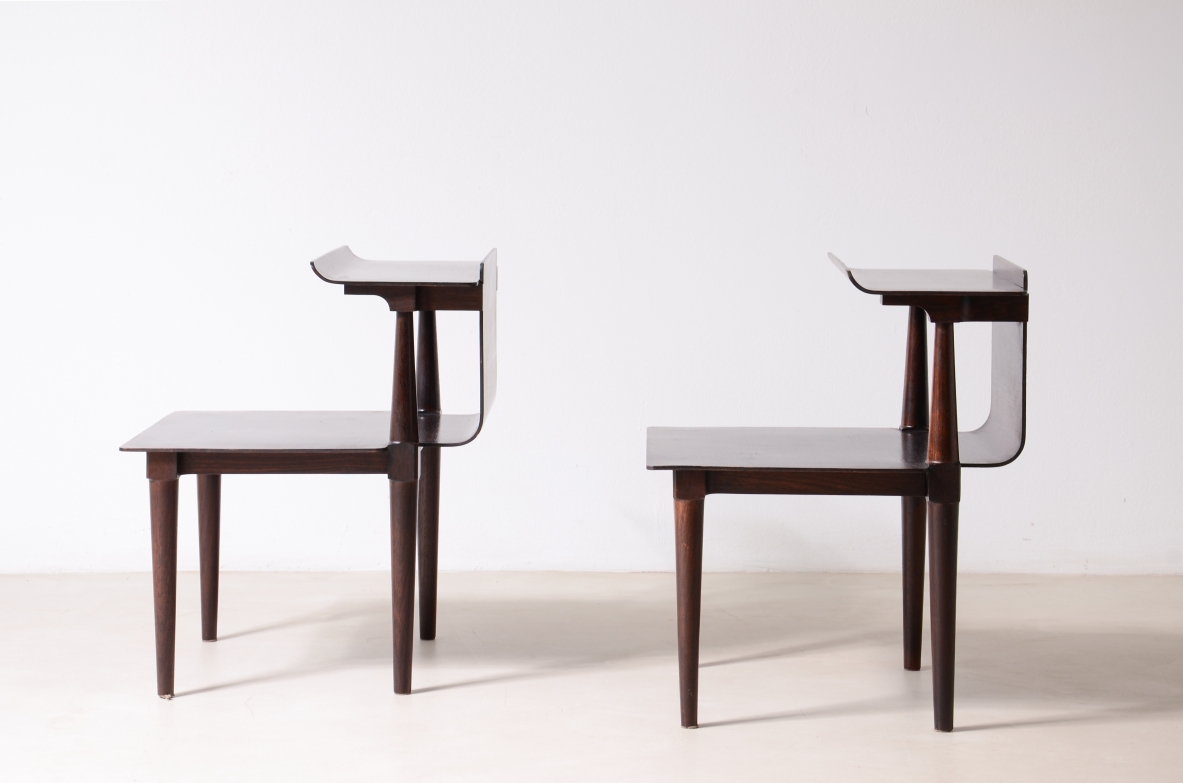 Pier Giacomo e Achille Castiglioni  Elegante coppia di comodini  in legno curvato, Gavina 1946