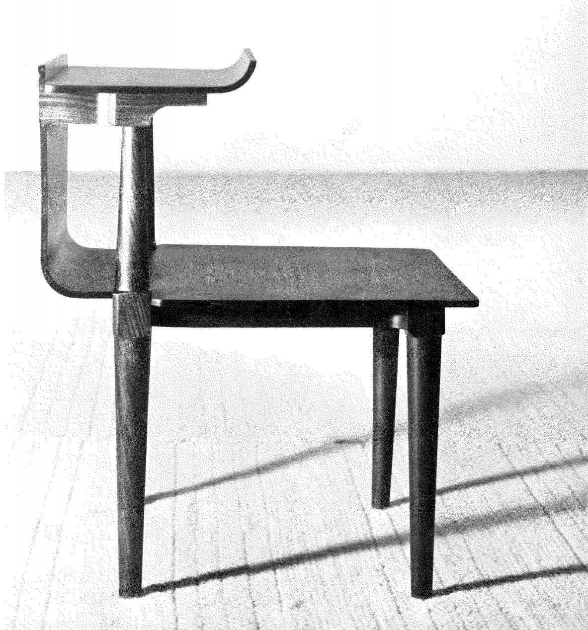Pier Giacomo e Achille Castiglioni  Elegante coppia di comodini  in legno curvato, Gavina 1946