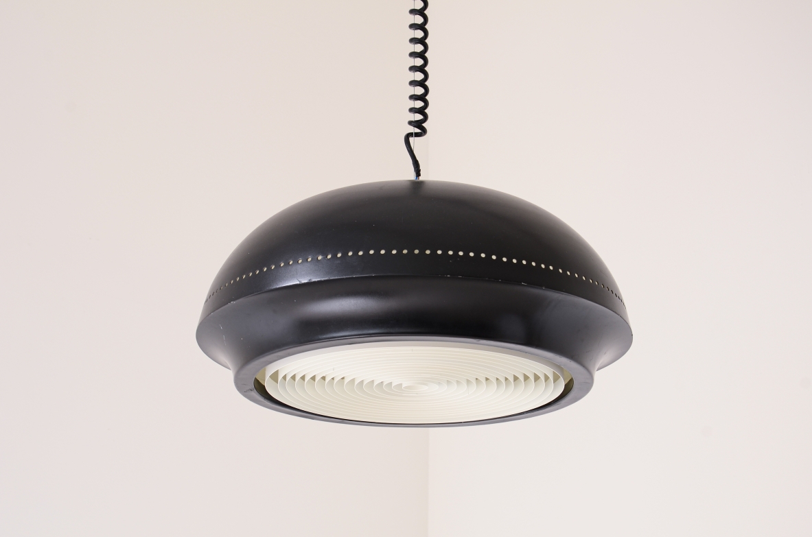 Afra e Tobia Scarpa  Lampa a sospensione in metallo laccato nero.Produzione Flos fine anni 50.