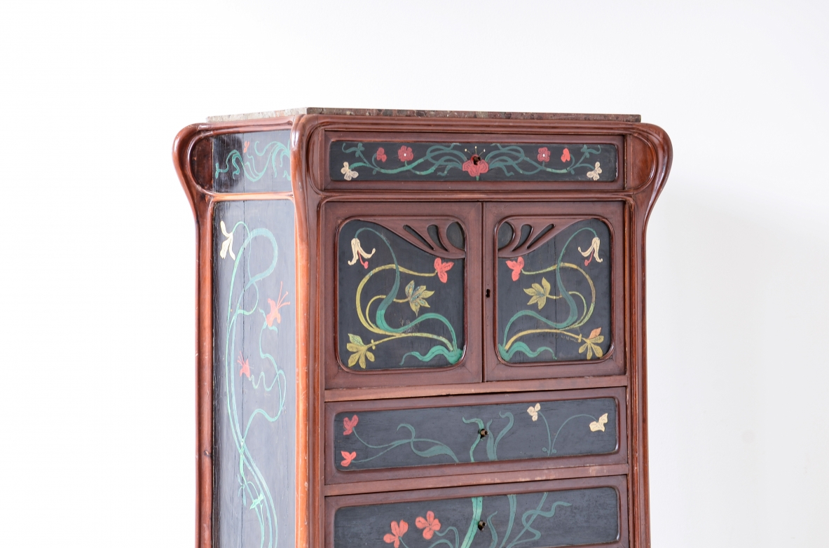 Raro mobile nello stile di Louis Majorelle con fronte e fianchi intarsiati in legno dipinto.Ebanisteria napoletana, 1880-1910ca.