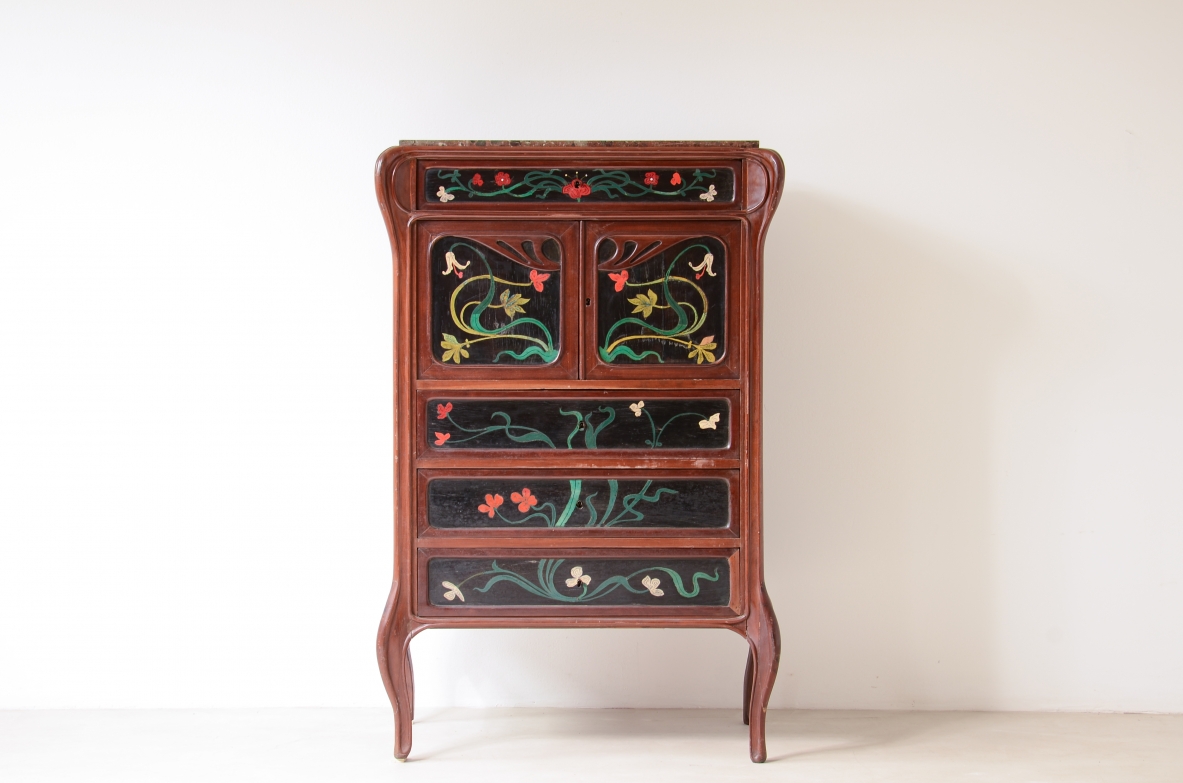 Raro mobile nello stile di Louis Majorelle con fronte e fianchi intarsiati in legno dipinto.Ebanisteria napoletana, 1880-1910ca.