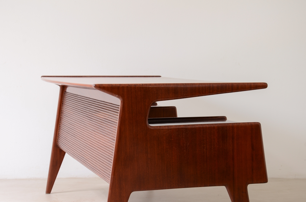 Guglielmo Ulrich Splendid executive desk with four drawers in wavy wood, Arredamenti Casa, Milan, 1945