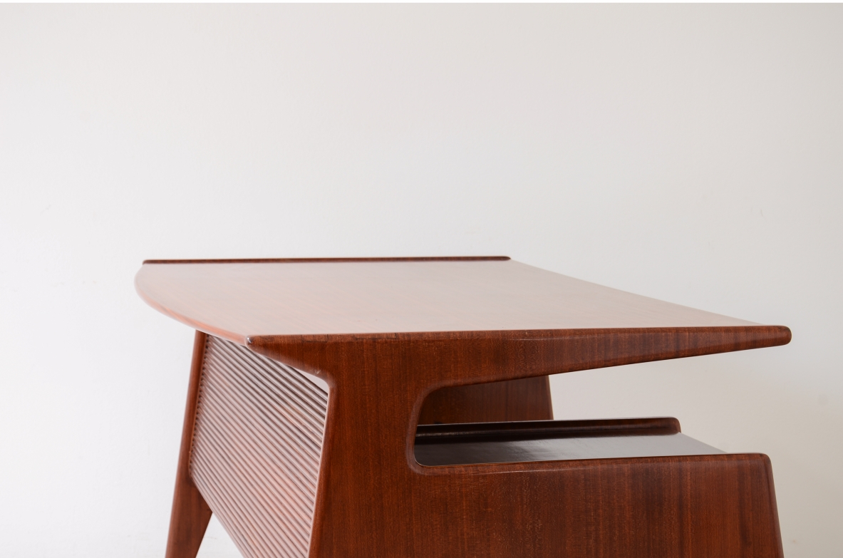 Guglielmo Ulrich Splendid executive desk with four drawers in wavy wood, Arredamenti Casa, Milan, 1945