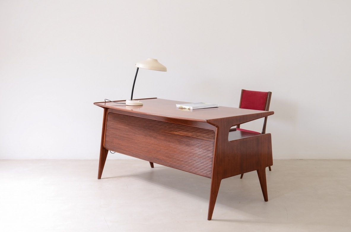 Guglielmo Ulrich Splendid executive desk with four drawers in wavy wood, Arredamenti Casa, Milan, 1945