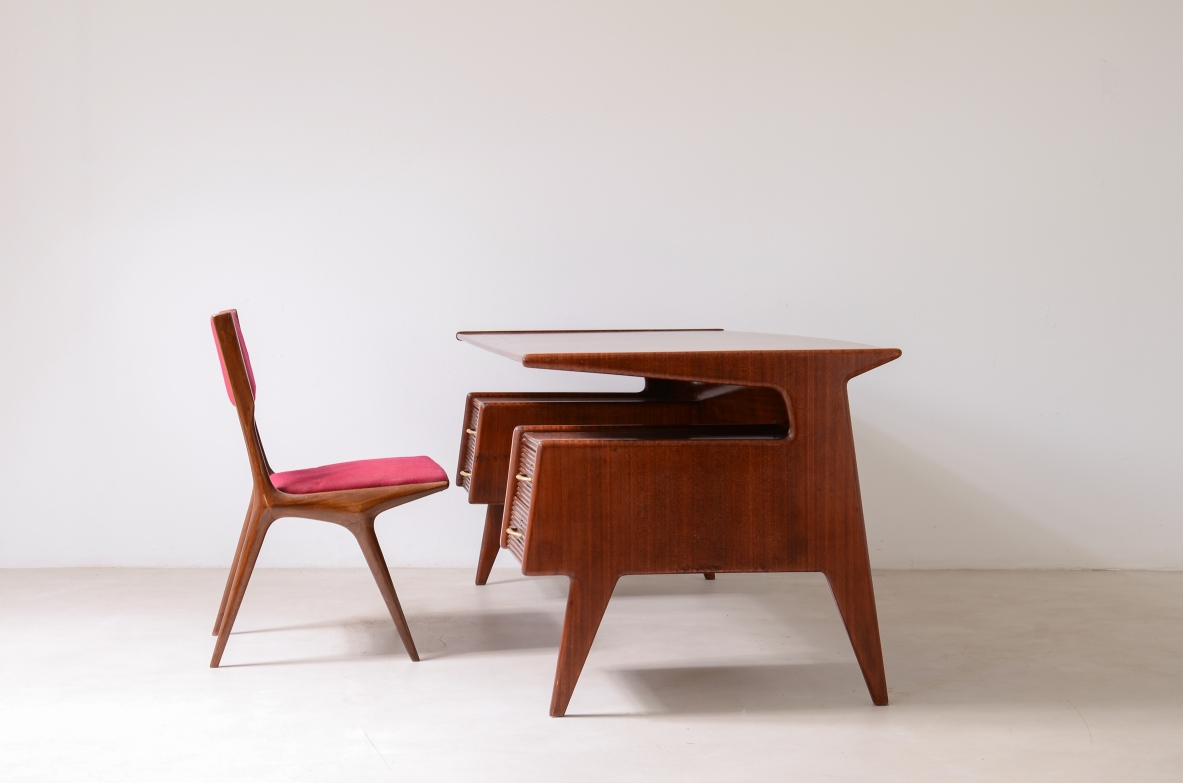 Guglielmo Ulrich Splendid executive desk with four drawers in wavy wood, Arredamenti Casa, Milan, 1945