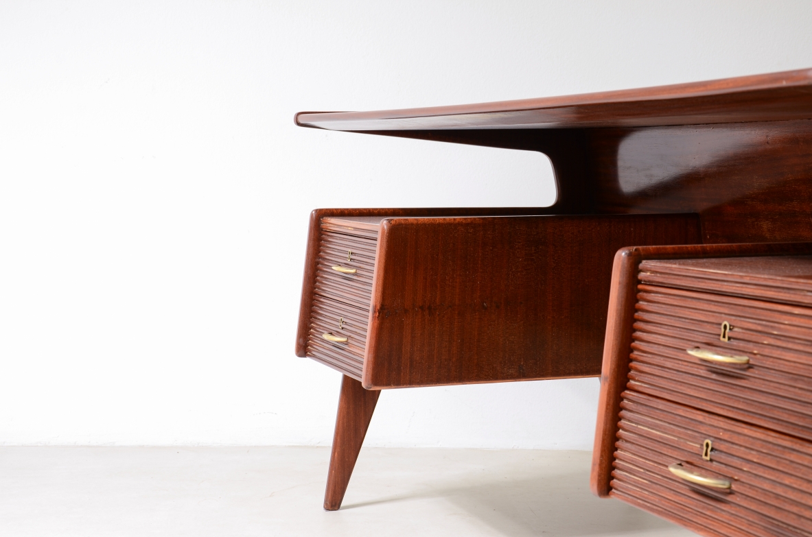Guglielmo Ulrich Splendid executive desk with four drawers in wavy wood, Arredamenti Casa, Milan, 1945