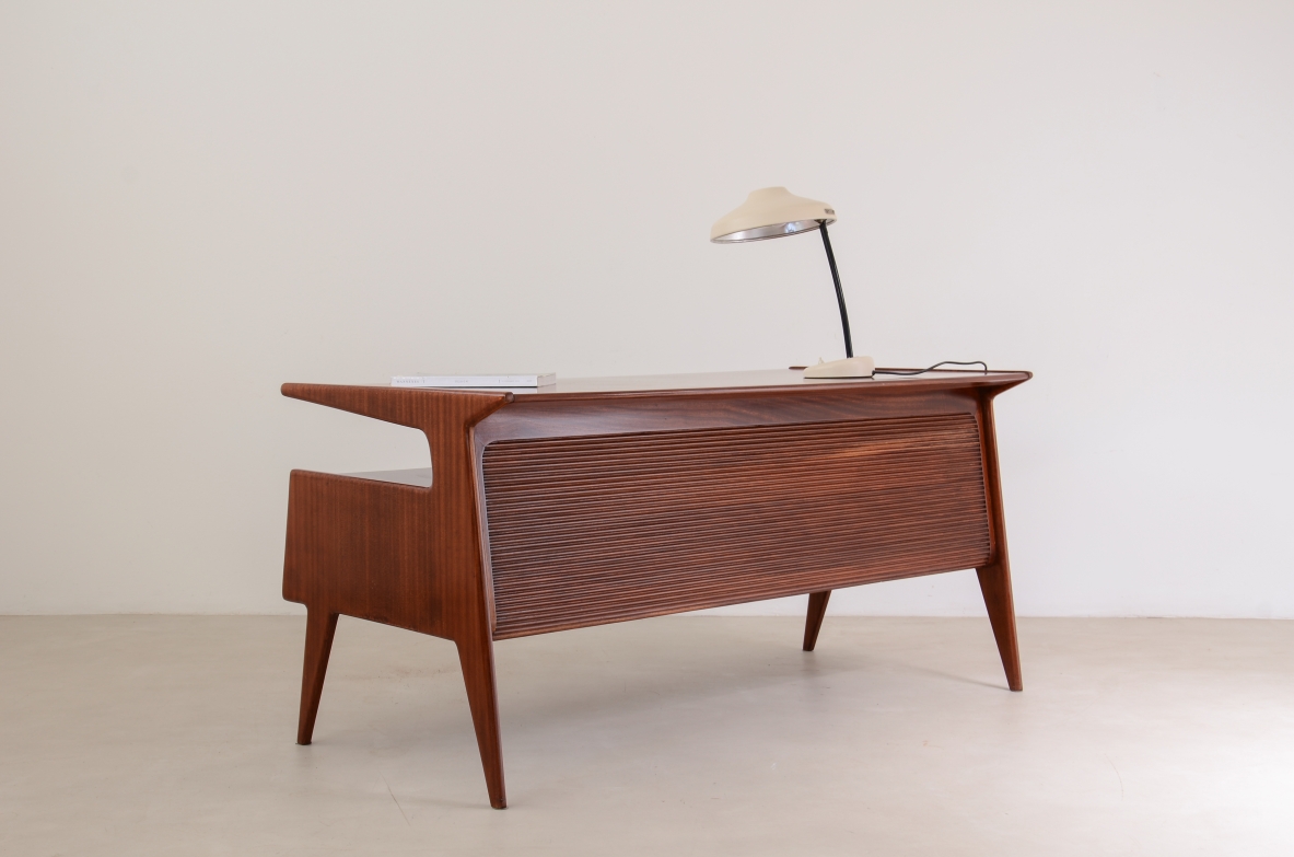 Guglielmo Ulrich Splendid executive desk with four drawers in wavy wood, Arredamenti Casa, Milan, 1945