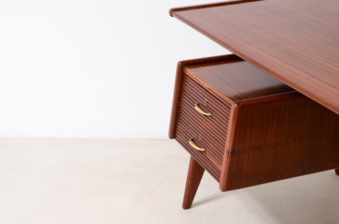 Guglielmo Ulrich Splendid executive desk with four drawers in wavy wood, Arredamenti Casa, Milan, 1945