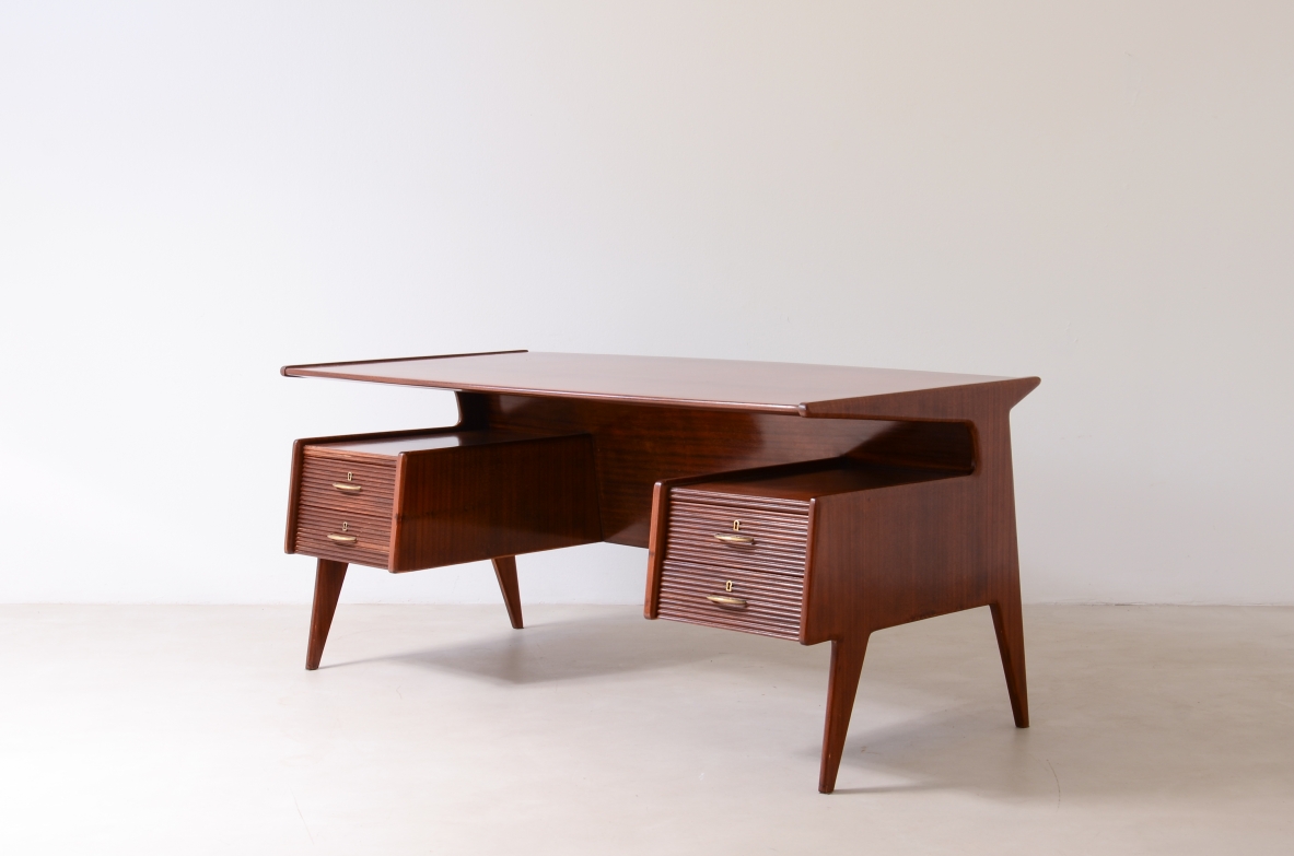 Guglielmo Ulrich Splendid executive desk with four drawers in wavy wood, Arredamenti Casa, Milan, 1945