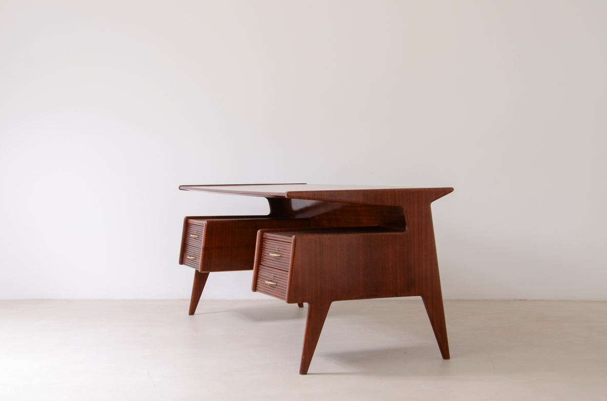 Guglielmo Ulrich Splendid executive desk with four drawers in wavy wood, Arredamenti Casa, Milan, 1945